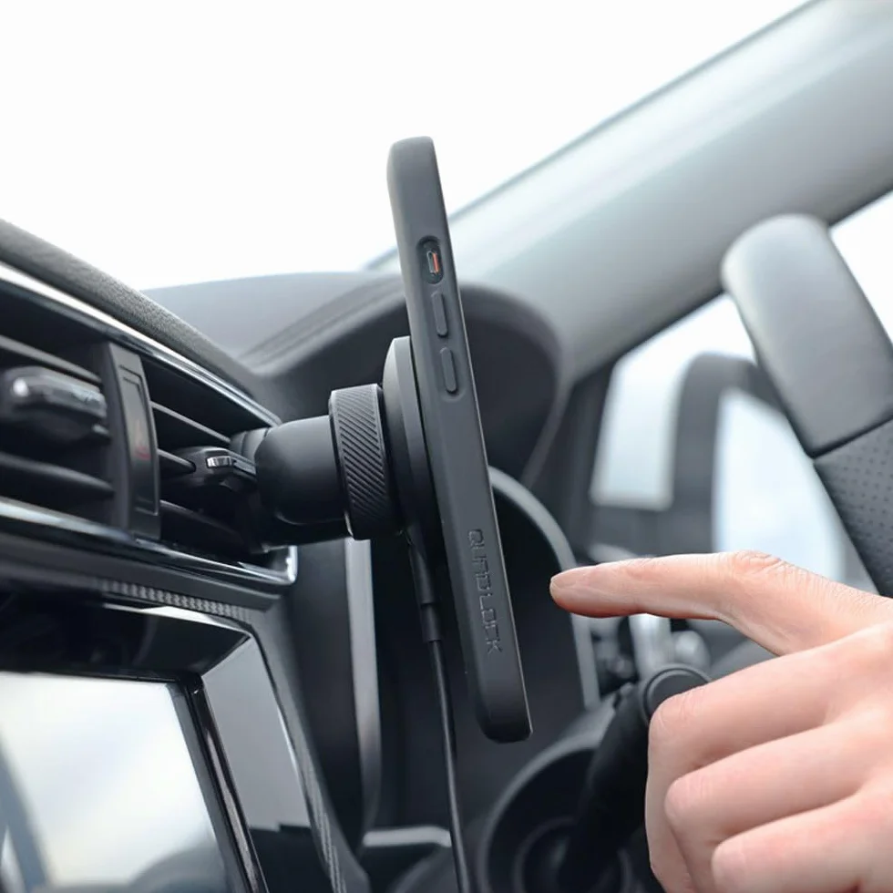 Quad Lock Uchwyt na telefon samochodowy na kratkę nawiewu z głowicą ładowarki bezprzewodowej MAG V2 i etui MAG na iPhone 16 Pro